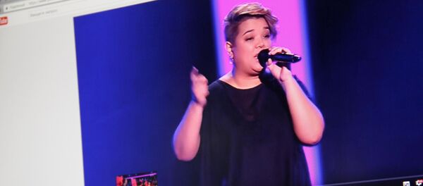 Снимок с видеохостинга Youtube группы Голос країни. Певица Салтанат Аширова во время выступления в проекте Голос Украины - Sputnik Кыргызстан