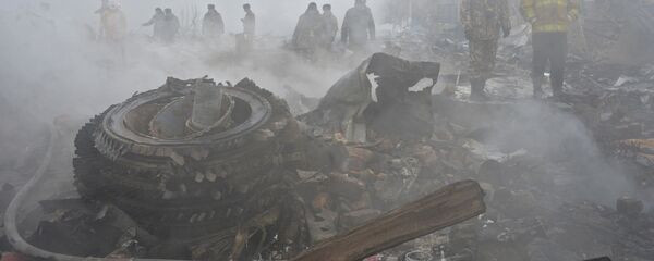 Сотрудники МЧС КР на месте авиакрушения грузового самолета Boeing 747 авиакомпании MyCargo Airlines в Дача СУ. - Sputnik Кыргызстан