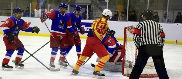 Матч между Кыргызстаном и Кувейтом по хоккею в рамках зимних Азиатских игр в Японии Матч между Кыргызстаном и Кувейтом по хоккею в рамках зимних Азиатских игр в Японии - Sputnik Кыргызстан