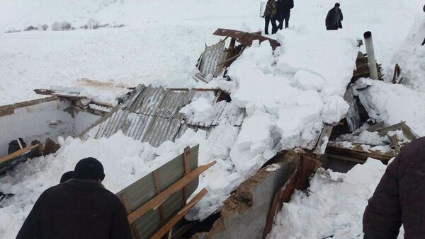 Последствия схода снежных лавин в Чон-Алайском районе - Sputnik Кыргызстан