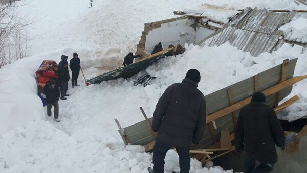 Последствия схода снежных лавин в Чон-Алайском районе - Sputnik Кыргызстан