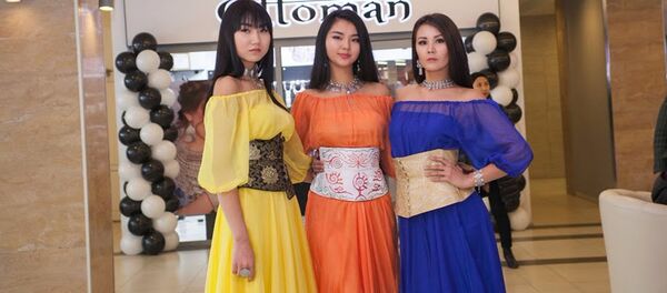 Модель из КР Айдана Мамаджанова (в центре), которая представит страну на международном конкурсе красоты Queen of Brilliancy International 2017 Модель из КР Айдана Мамаджанова (в центре), которая представит страну на международном конкурсе красоты Queen of Brilliancy International 2017 - Sputnik Кыргызстан