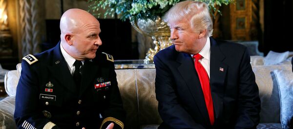 Президент США Дональд Трамп объявляет генерал-лейтенанта H.R. МакМастер в качестве своего советника по национальной безопасности в его Мар-а-Лаго поместье в Палм-Бич, Флорида - Sputnik Кыргызстан