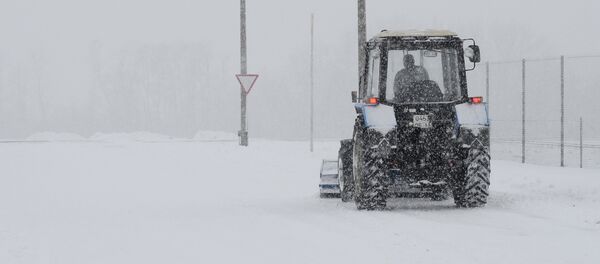 Кар жолдо бараткан трактор. Архив Кар жолдо бараткан трактор. Архив - Sputnik Кыргызстан