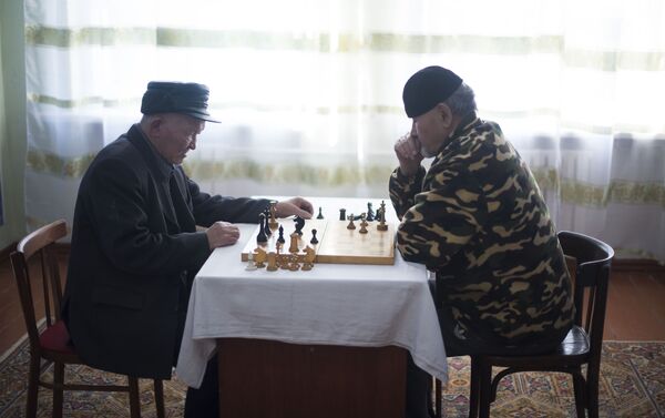Шахмат ойноп отурган пенсионерлер - Sputnik Кыргызстан