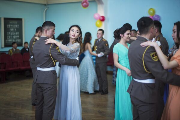Курсантский бал в Кыргызской медицинской академии в Бишкеке - Sputnik Кыргызстан