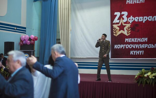Военнослужащий во время выступления на курсантском бале - Sputnik Кыргызстан