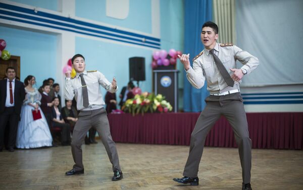 В программе вечера были танцы Мазурка и Офицерский бал, выступления кавээнщиков двух вузов, песни и пляски народов мира. - Sputnik Кыргызстан