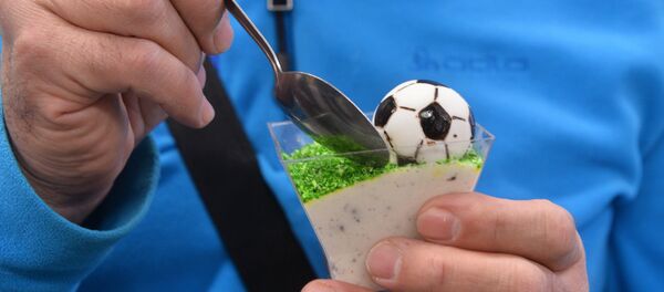 Выдача первых паспортов болельщиков Кубка конфедераций 2017 - Sputnik Кыргызстан