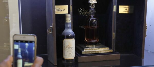 Аукцион самой дорогой бутылки рома в Париже - Sputnik Кыргызстан