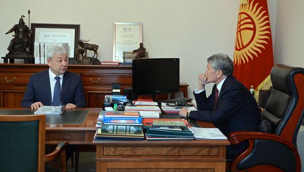Президент Алмазбек Атамбаев и Канатбек Муратбеков - Sputnik Кыргызстан