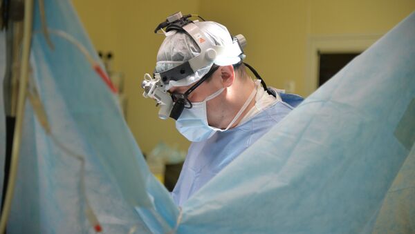 Врач-хирург во время операции. Архивное фото - Sputnik Кыргызстан
