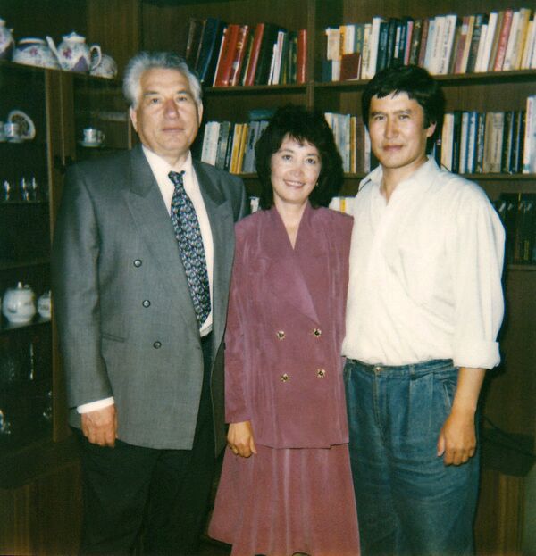 Президент КР Алмазбек Атамбаев с супругой и писателем Чынгызом Айтматовым - Sputnik Кыргызстан