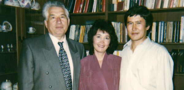 Президент КР Алмазбек Атамбаев с супругой и писателем Чынгызом Айтматовым - Sputnik Кыргызстан