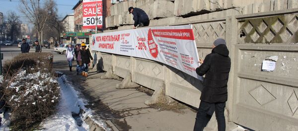 Демонтаж незаконных рекламных конструкций в Бишкеке Демонтаж незаконных рекламных конструкций в Бишкеке - Sputnik Кыргызстан