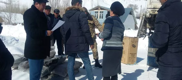 Гуманитарная помощь жителям Чаткальского р-на Гуманитарная помощь жителям Чаткальского р-на - Sputnik Кыргызстан