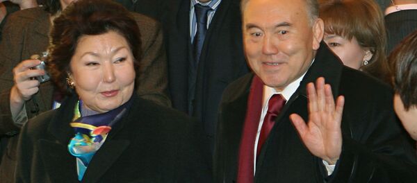 Президент Казахстана Нурсултан Назарбаев со своей женой Сарой в Астане - Sputnik Кыргызстан
