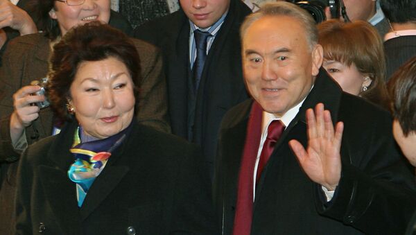 Президент Казахстана Нурсултан Назарбаев со своей женой Сарой в Астане - Sputnik Кыргызстан