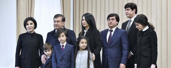 Президент Узбекистана Шавкат Мирзиёев со своей семьей в Ташкенте - Sputnik Кыргызстан