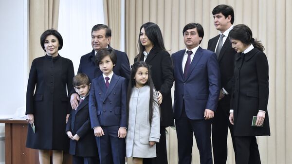 Президент Узбекистана Шавкат Мирзиёев со своей семьей в Ташкенте - Sputnik Кыргызстан
