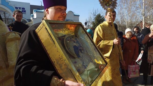 Люди молились и крестились на встрече иконы Божией матери в Бишкеке - Sputnik Кыргызстан