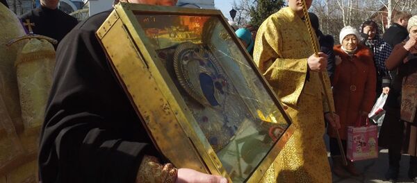 Люди молились и крестились на встрече иконы Божией матери в Бишкеке - Sputnik Кыргызстан