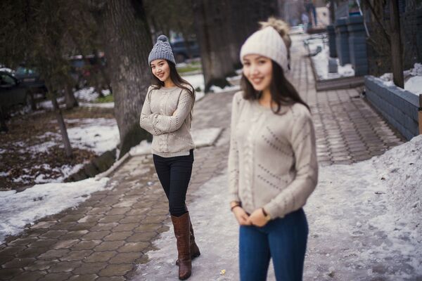 Сестры-близнецы Алина и Адина Улановы - Sputnik Кыргызстан