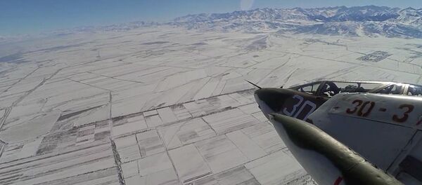 Что видит пилот из кабины — праздничный полет Летающего танка над КР Что видит пилот из кабины — праздничный полет Летающего танка над КР - Sputnik Кыргызстан