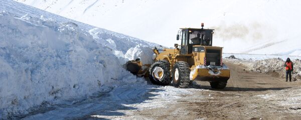 Принудительный спуск снежных лавин на автодороге Бишкек-Ош Принудительный спуск снежных лавин на автодороге Бишкек-Ош - Sputnik Кыргызстан