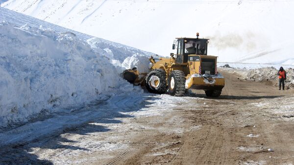 Снегоуборочная техника расчищает дорогу от снега участке автодороги Бишкек-Ош. Архивное фото - Sputnik Кыргызстан