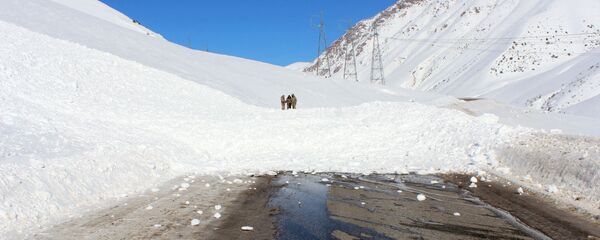Принудительный спуск снежных лавин на автодороге Бишкек-Ош - Sputnik Кыргызстан