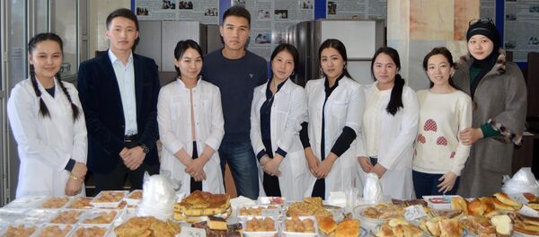 Продажа выпечки и сладостей для сбора денег Ильясу Ахунбаеву - Sputnik Кыргызстан