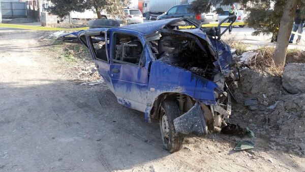 Последствия столкновения бензовоза Howo и автомобиля Daewoo Tiko на автодороге Ош — Баткен - Sputnik Кыргызстан