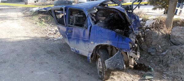 Последствия столкновения бензовоза Howo и автомобиля Daewoo Tiko на автодороге Ош — Баткен Последствия столкновения бензовоза Howo и автомобиля Daewoo Tiko на автодороге Ош — Баткен - Sputnik Кыргызстан