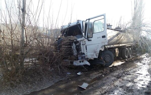 Водитель и два пассажира бензовоза госпитализированы с легкими травмами. - Sputnik Кыргызстан