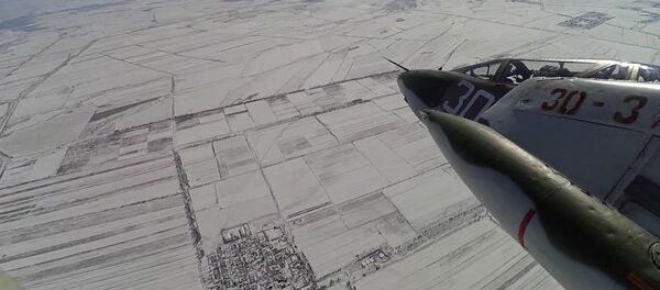 Асман менен жер учкучтардын көзү менен. Асманда кайкып учкан аскер учагы Асман менен жер учкучтардын көзү менен. Асманда кайкып учкан аскер учагы - Sputnik Кыргызстан