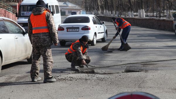 Рабочие во время ямочного ремонта автодорог по новым технологиям в городе Ош - Sputnik Кыргызстан