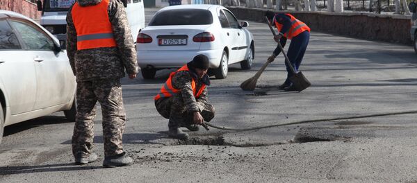 Рабочие во время ямочного ремонта автодорог по новым технологиям в городе Ош Рабочие во время ямочного ремонта автодорог по новым технологиям в городе Ош - Sputnik Кыргызстан