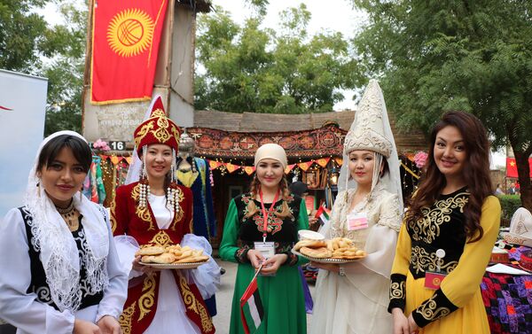 Кыргызский стенд занял первое место на международном фестивале Fashunity exhibition 2017 в Объединенных Арабских Эмиратах - Sputnik Кыргызстан