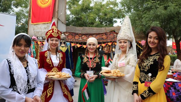 Участники международного фестиваля Fashunity exhibition 2017 в ОАЭ - Sputnik Кыргызстан