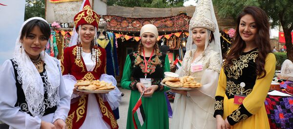 Бириккен Араб Эмирлигинде өтүп жаткан Fashunity exhibition 2017 аттуу эл аралык фестивалдын катышуучулары - Sputnik Кыргызстан