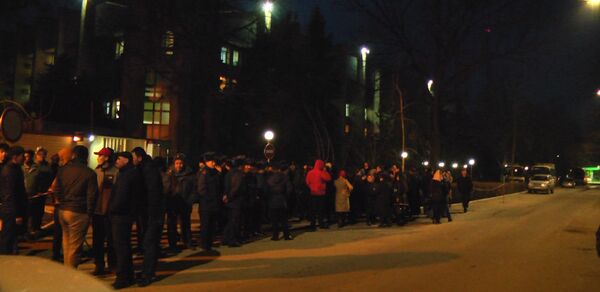 Милиционеры оттесняли сторонников Шыкмаматова от входа в ГКНБ Милиционеры оттесняли сторонников Шыкмаматова от входа в ГКНБ - Sputnik Кыргызстан