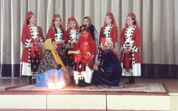 В средней школе №3 прошел фестиваль, где представители каждой национальности, проживающие в Бишкеке, презентовали традиции и обычаи на своем языке - Sputnik Кыргызстан