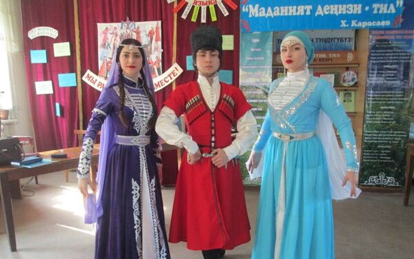 Для приглашенных также организовали интересный концерт с песнями и танцами разных народностей. - Sputnik Кыргызстан