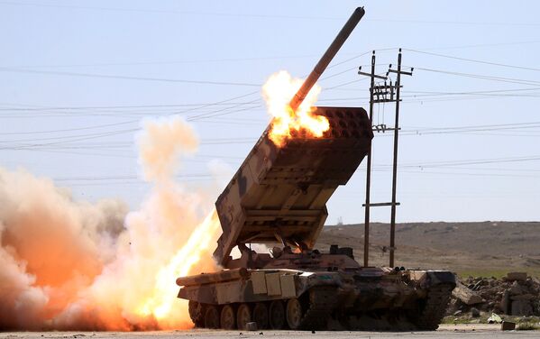 Ирак армиясы Ислам мамлекети террордук уюмунун мүчөлөрүнө каршы ракета атууда. Батыш Мосул аймагындагы согуш учуру - Sputnik Кыргызстан
