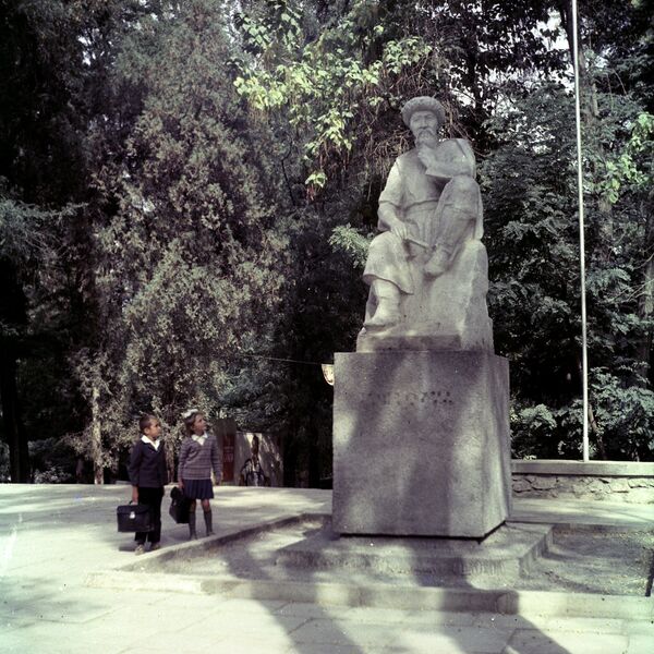 Памятник киргизскому певцу-акыну Токтогулу Сатылганову - Sputnik Кыргызстан