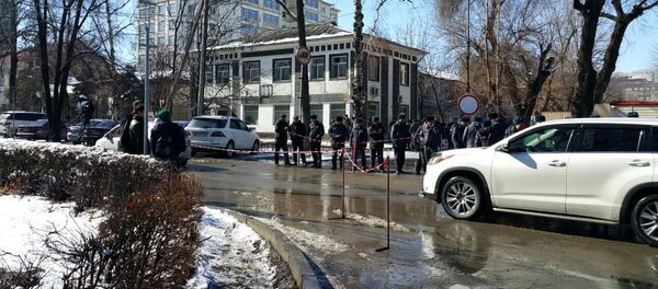 Митинг у здания ГКНБ сторонников задержанного депутата Текебаева Митинг у здания ГКНБ сторонников задержанного депутата Текебаева - Sputnik Кыргызстан