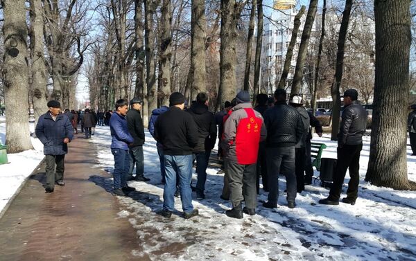 Сторонники задержанного депутата Омурбека Текебаева у здания ГКНБ. - Sputnik Кыргызстан