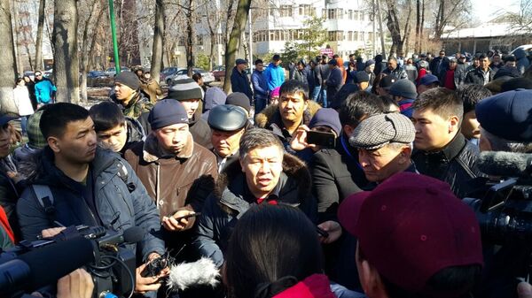 Митинг у здания ГКНБ сторонников задержанного депутата Текебаева Митинг у здания ГКНБ сторонников задержанного депутата Текебаева - Sputnik Кыргызстан