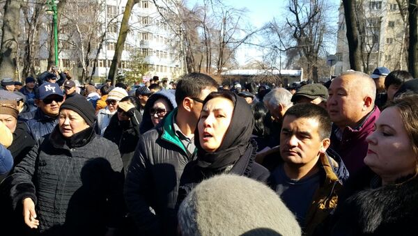 Митинг у здания ГКНБ сторонников задержанного депутата Текебаева - Sputnik Кыргызстан